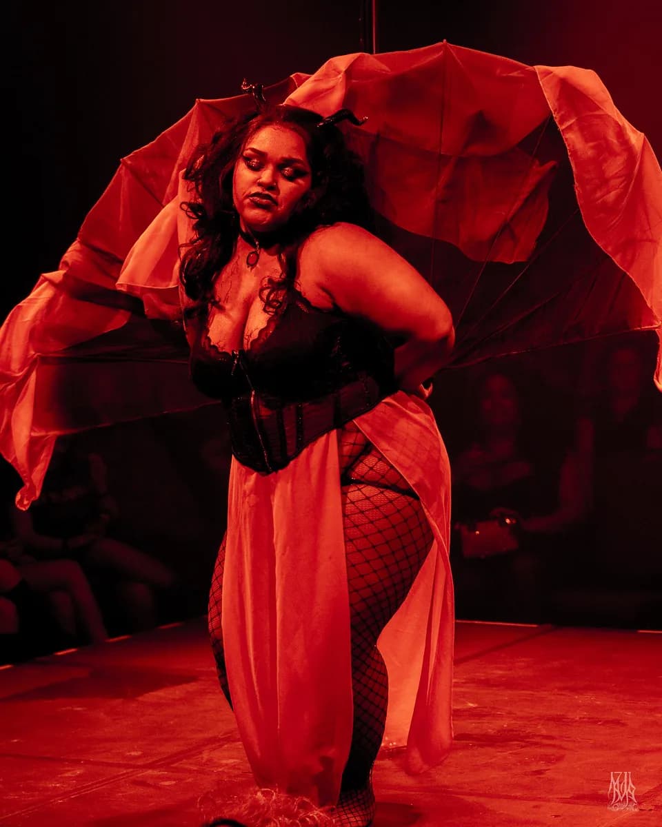 Élure Monae