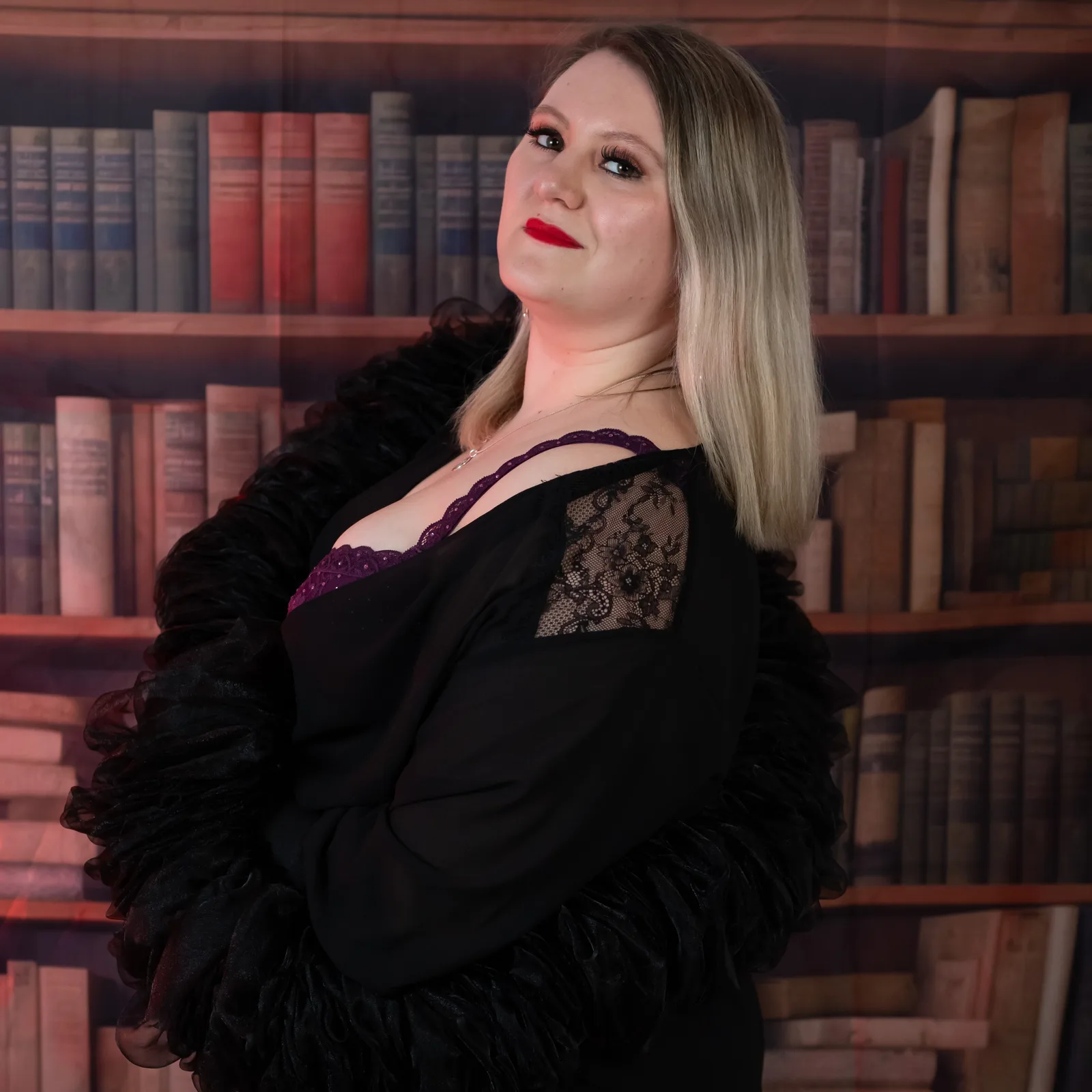 Miss Dahlia Pavo